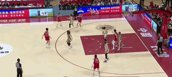双方在场上争分夺秒，比赛进程扑朔迷离