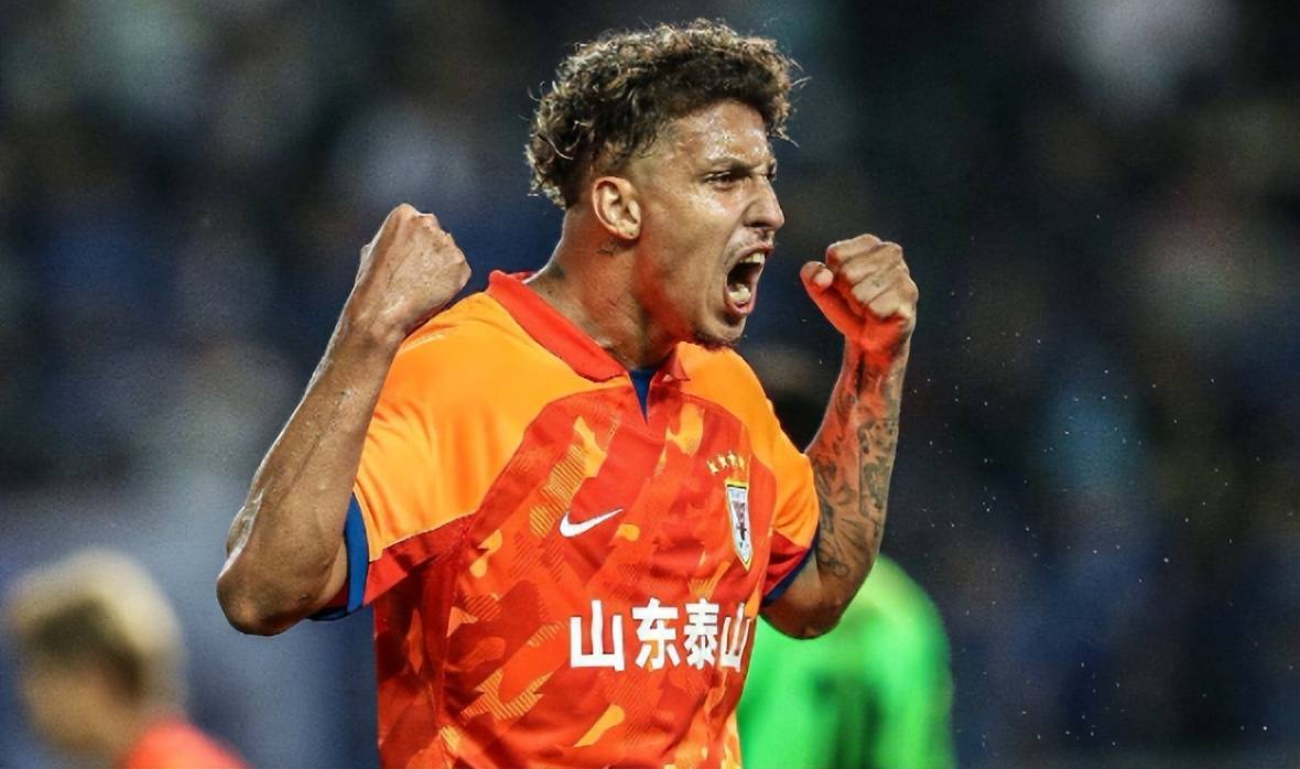 包含深圳人人主场战胜对手，球员表现备受赞誉的词条