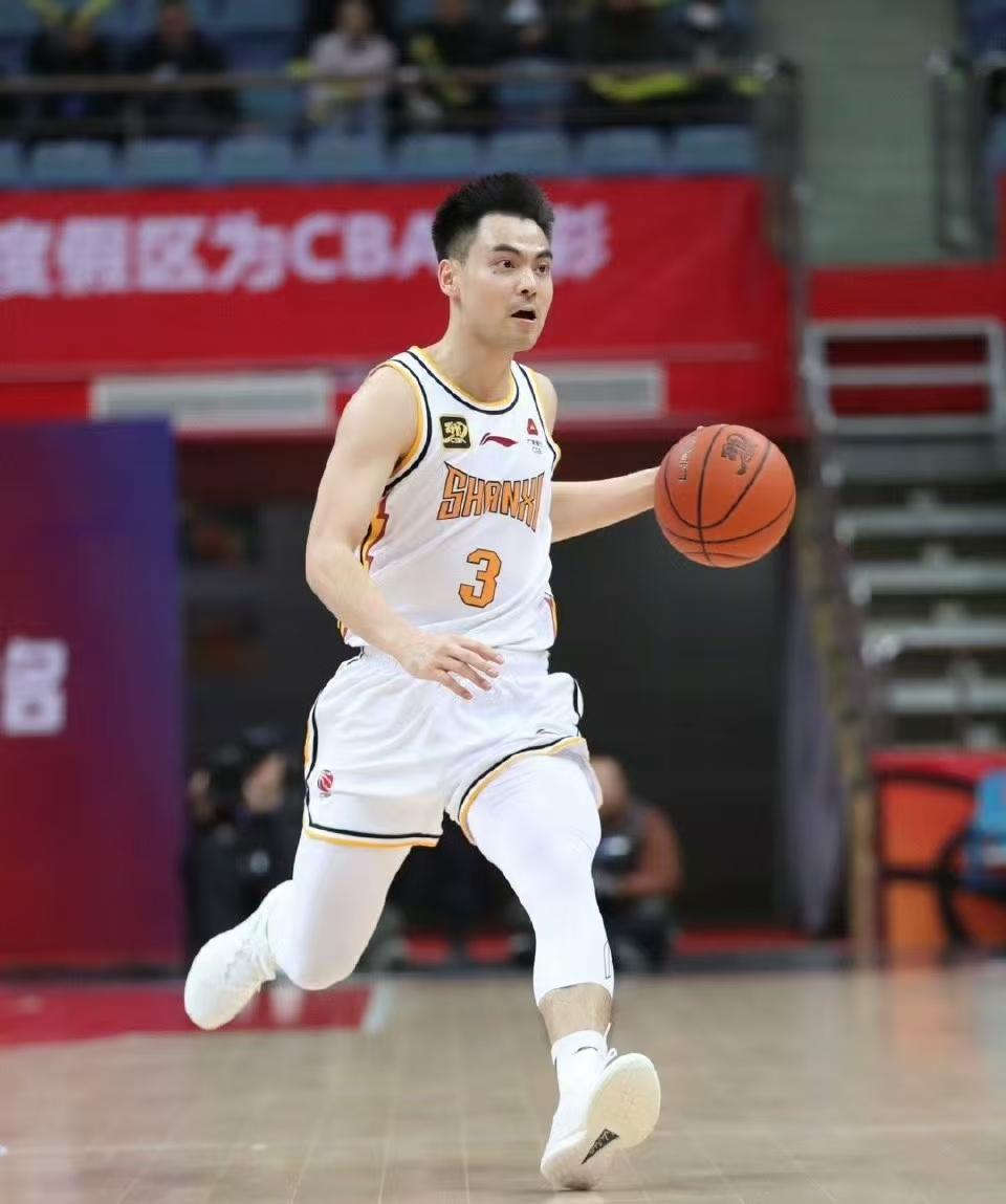 内线悍将抢篮板下沉助攻展现的简单介绍