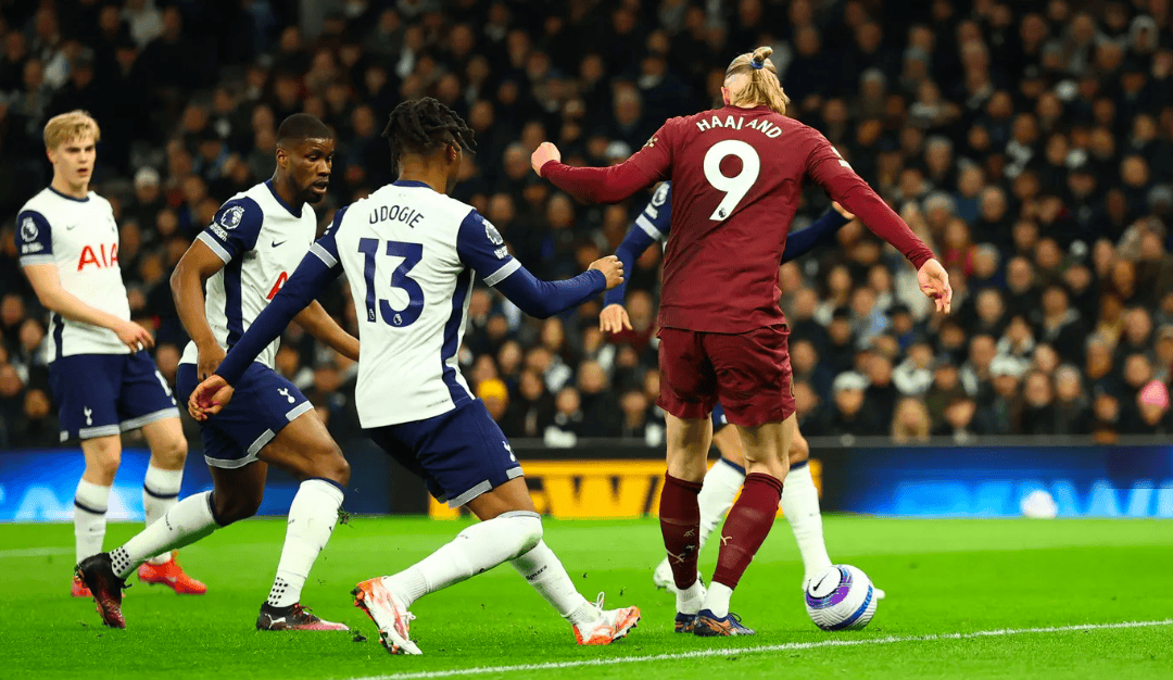 英超豪强交锋激烈，场上对决惊险刺激的简单介绍