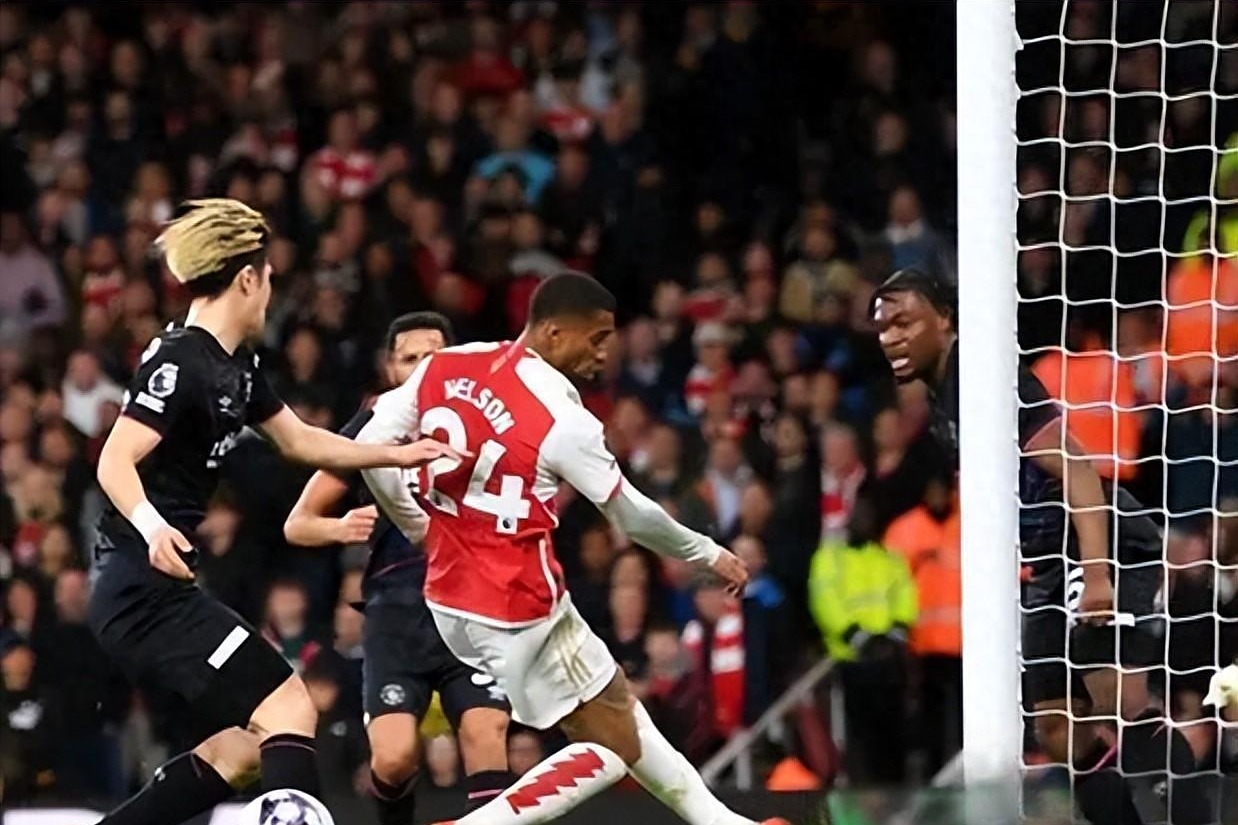 阿森纳球队迎来历史性背景赛事，球迷热情追捧的简单介绍