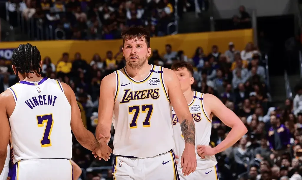 九游娱乐教练-小牛大胜灰熊，东契奇独得33分助胜