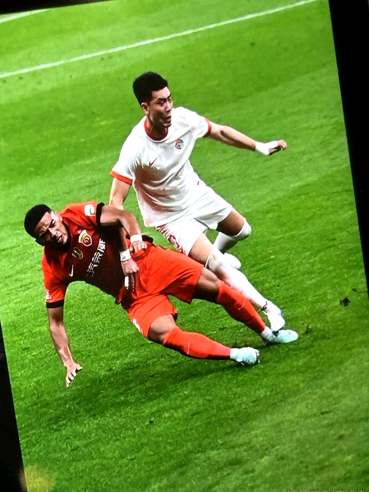 球队攻防俱佳，一举击败对手赢得比赛