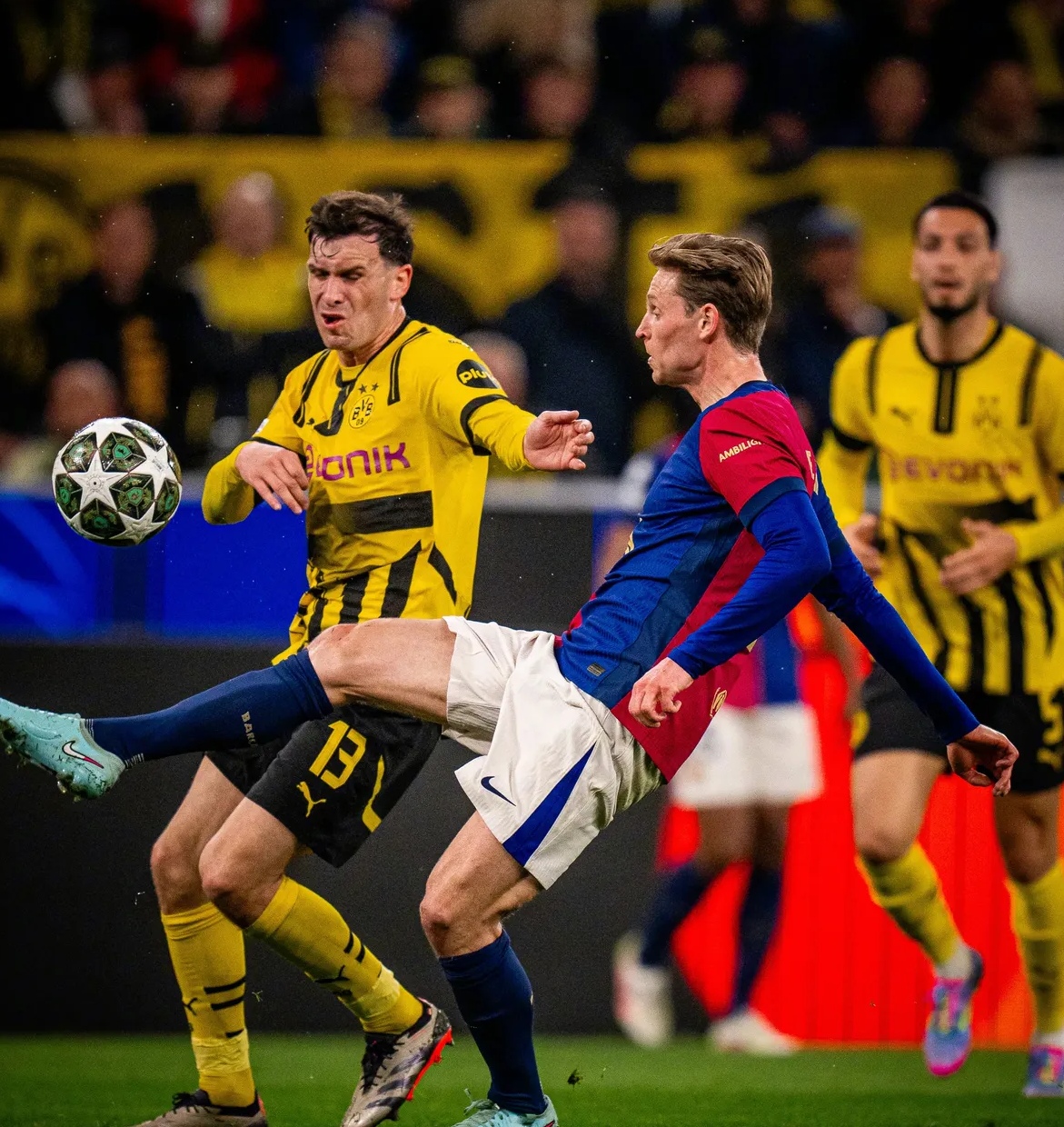 巴萨中场布斯克茨破门,队友围捧晋级前景看好 巴萨中场布斯克茨破门,队友围捧晋级前景看好