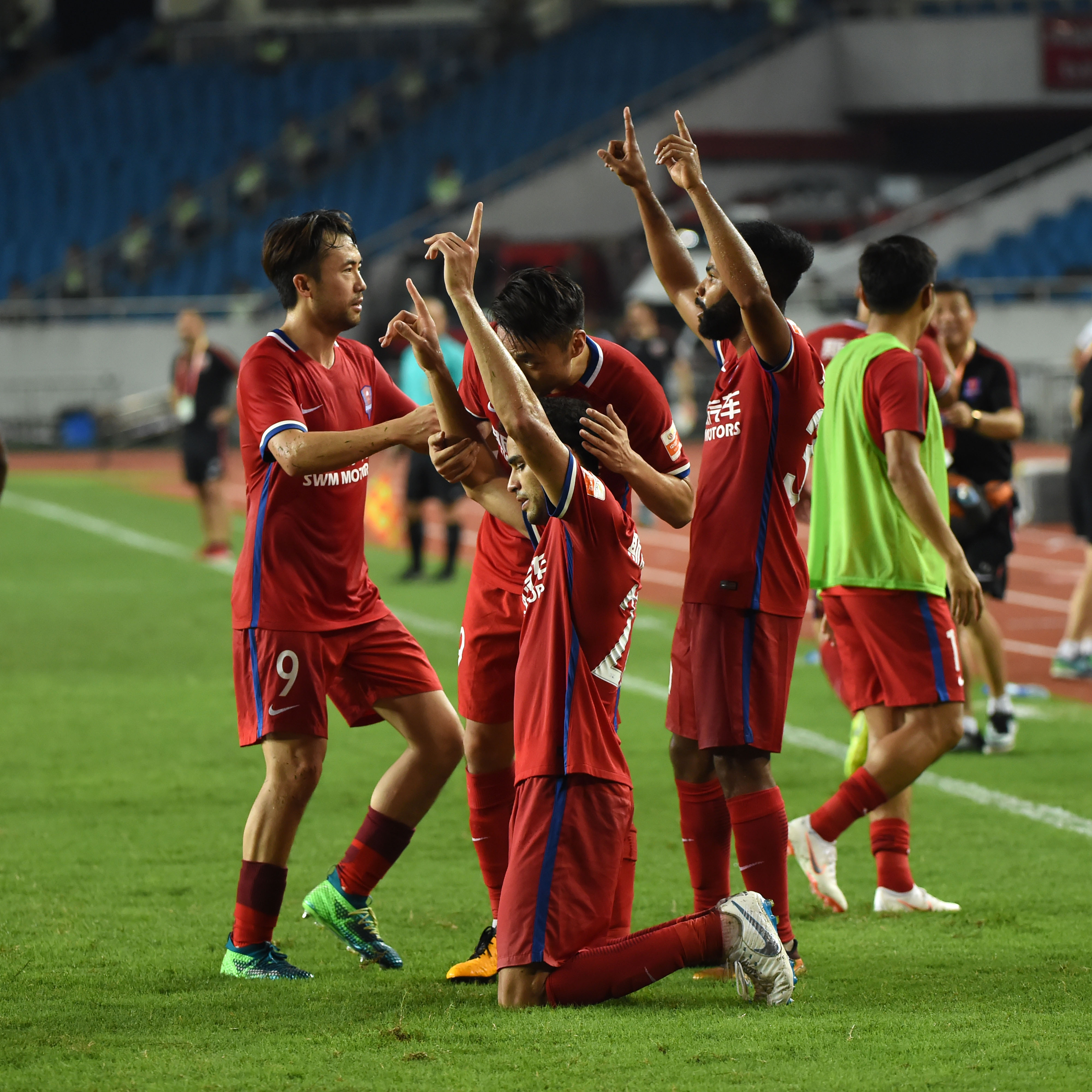 广州恒大客场大胜重庆斯威，雄心勃勃冲冠