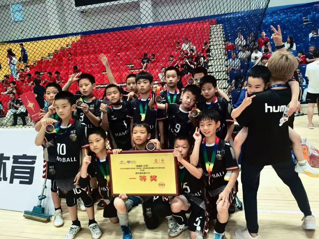 比赛中球员们展现出色的技术，赢得掌声