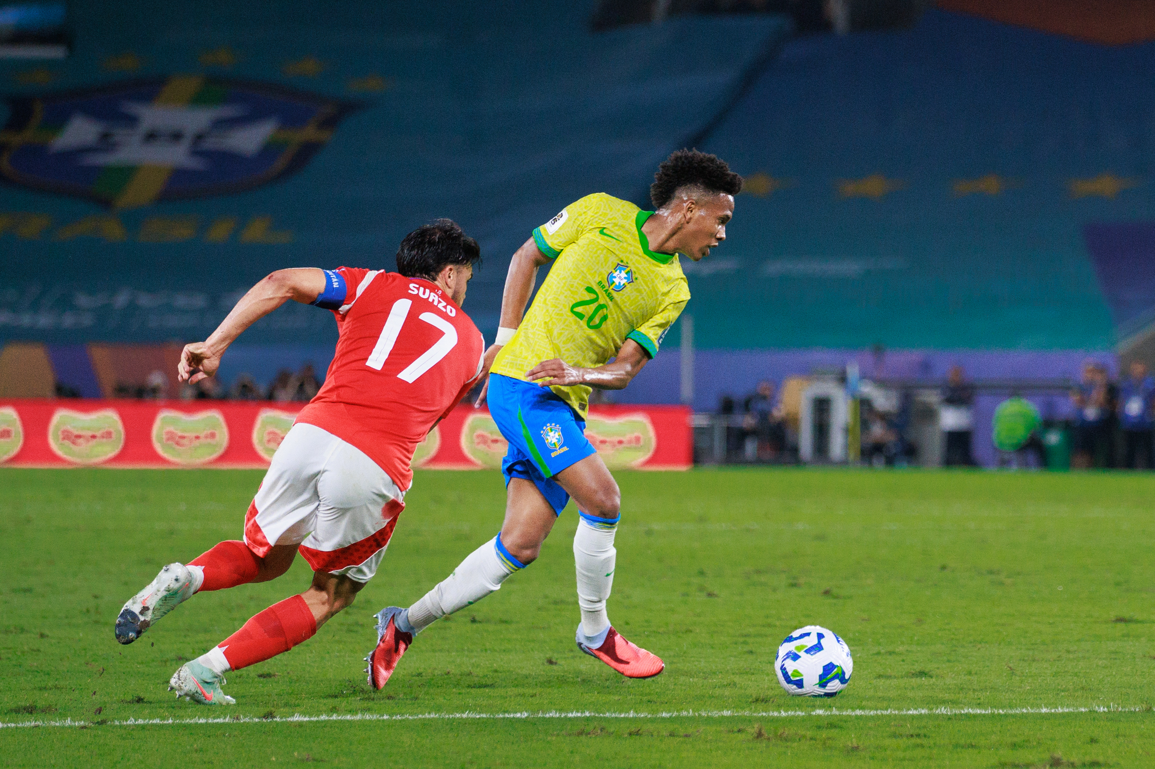 包含智利队夺得冠军，欧预赛备受瞩目的词条